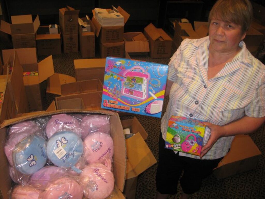 Fonds “Saules kalns” saņēmis lielu sponsora ziedojumu, pārsvarā skolas piederumus, kas tiks trūcīgo ģimeņu atvasēm. Fonda vadītāja Ļubova Ņikiforova sola arī dāvanas pirmklasniekiem. 
Autors: Sandra Pētersone