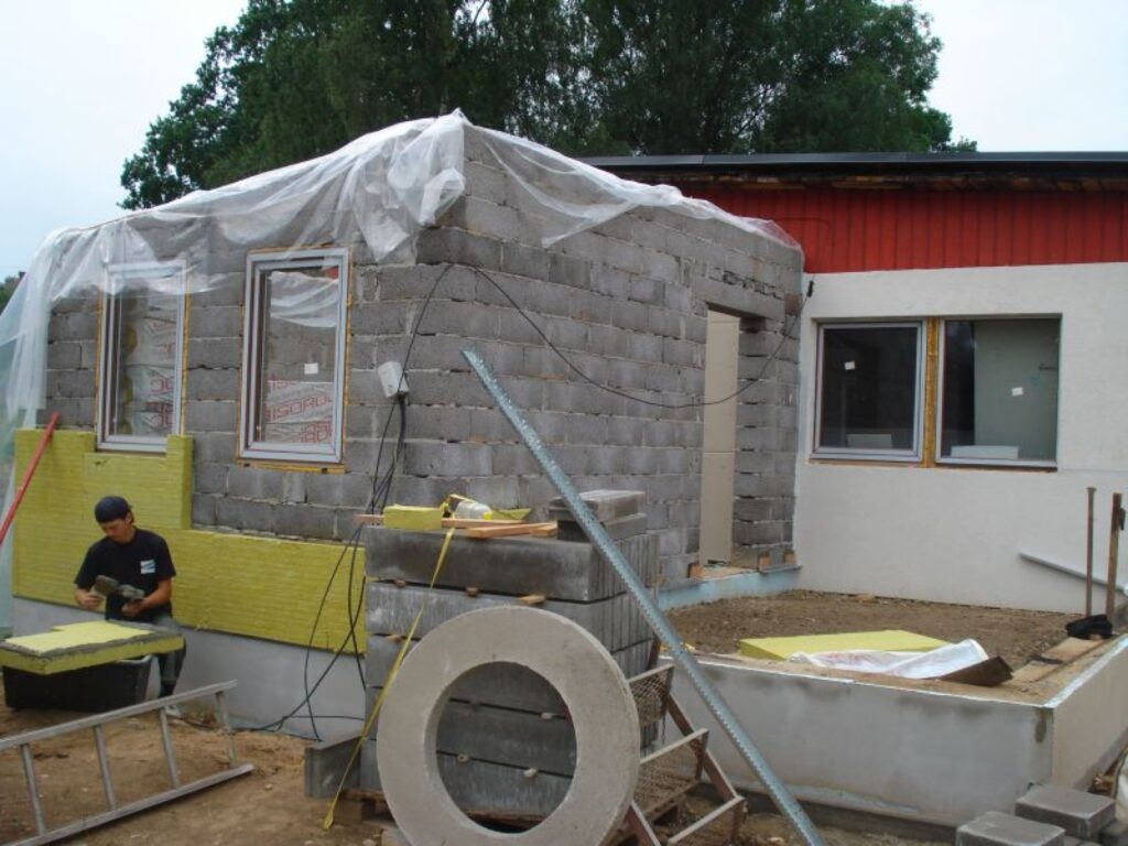 Cilvēki ievērojuši Smiltenes novada mēra Aināra Mežuļa dēlu Jāni Mežuli (fotografēšanas brīdī viņa nebija klāt) strādājam Smiltenē, bērnudārza ēkas Mētras ielā rekonstrukcijas darbos. J. Mežulis skaidro, ka viņš ir būvdarbu vadītājs firmā, kas šajā objektā ir tikai apakšuzņēmēja.
Autors: Sandra Pētersone