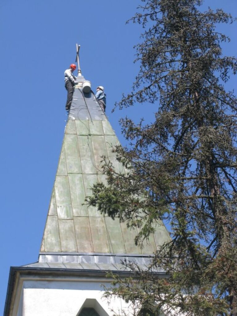 Strenču luterāņu baznīcas tornī alpīnistu brigāde nomaina jumta segumu, klājot jaunas skārda loksnes.
Autors: Sandra Pētersone