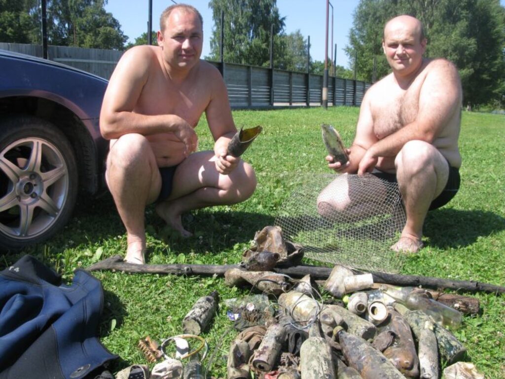 Valsts ugunsdzēsības un glābšanas dienesta Smiltenes posteņa darbinieki Aivars Bahurs  (no kreisās) un Jānis Medejsis šo drazu ceturtdien izvilka no Tepera ezera peldvietas.
Autors: Sandra Pētersone