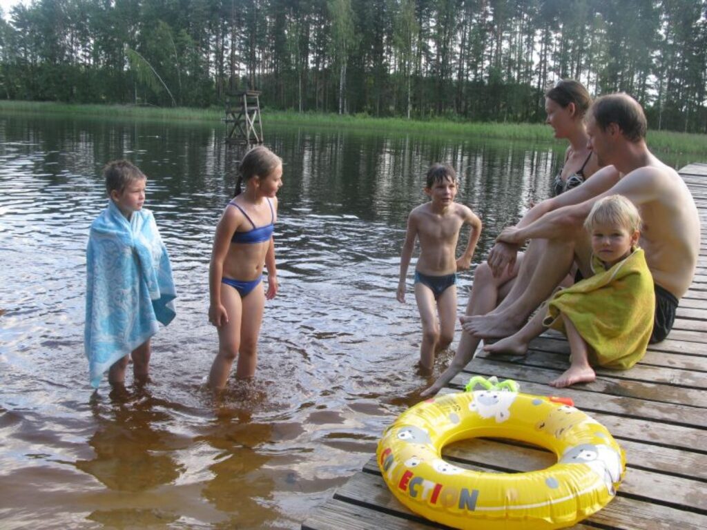 Bilskas ezera peldvietā sastaptā Inese ar ģimeni atbraukusi atpūsties uz dzimto pusi no Zviedrijas. Viņa stāsta, ka  slīkšanas dēļ arī zviedriem šī esot nelaimju vasara.
Autors: Sandra Pētersone
