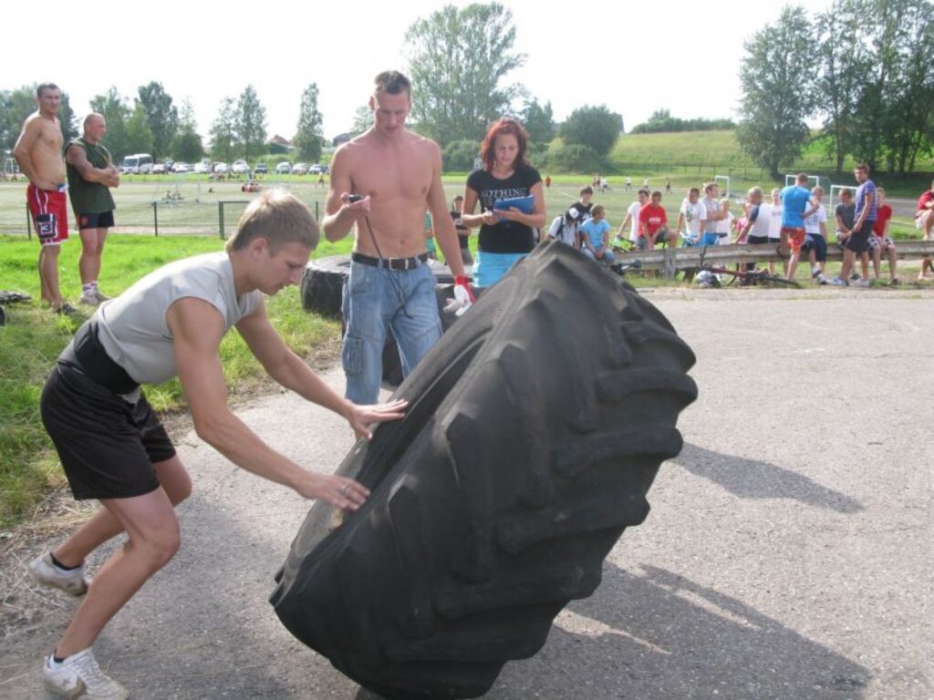  Novada sporta svētkos tika iekļauta arī Smiltenē vēl nebijusi disciplīna -  riepas velšana. Svara kategorijā līdz 80 kilogramiem trešo vietu izcīnīja Toms Zālītis.
Autors: Sandra Pētersone