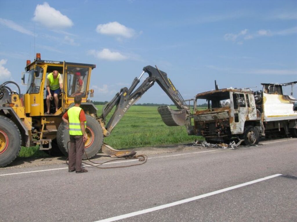 Piektdien Smiltenes ceļu rajona darbinieki Didzis Čakārnis un Aldis Krūmiņš centās novilkt no Vidzemes šosejas brauktuves asfaltētās daļas jūlijā sākumā izdegušu kravas furgonu. Tagad furgons ir aizvākts pavisam.
Autors: Sandra Pētersone