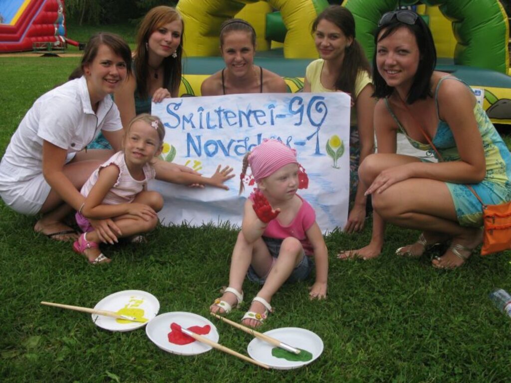 Smiltenes jauniešu dome novada svētkos vakar piedāvāja radošās darbnīcas (attēlā), velo triālu, komandu skrējienu pēc miljona un alternatīvo ballīti. Šodien svētki turpinās.
Autors: Sandra Pētersone