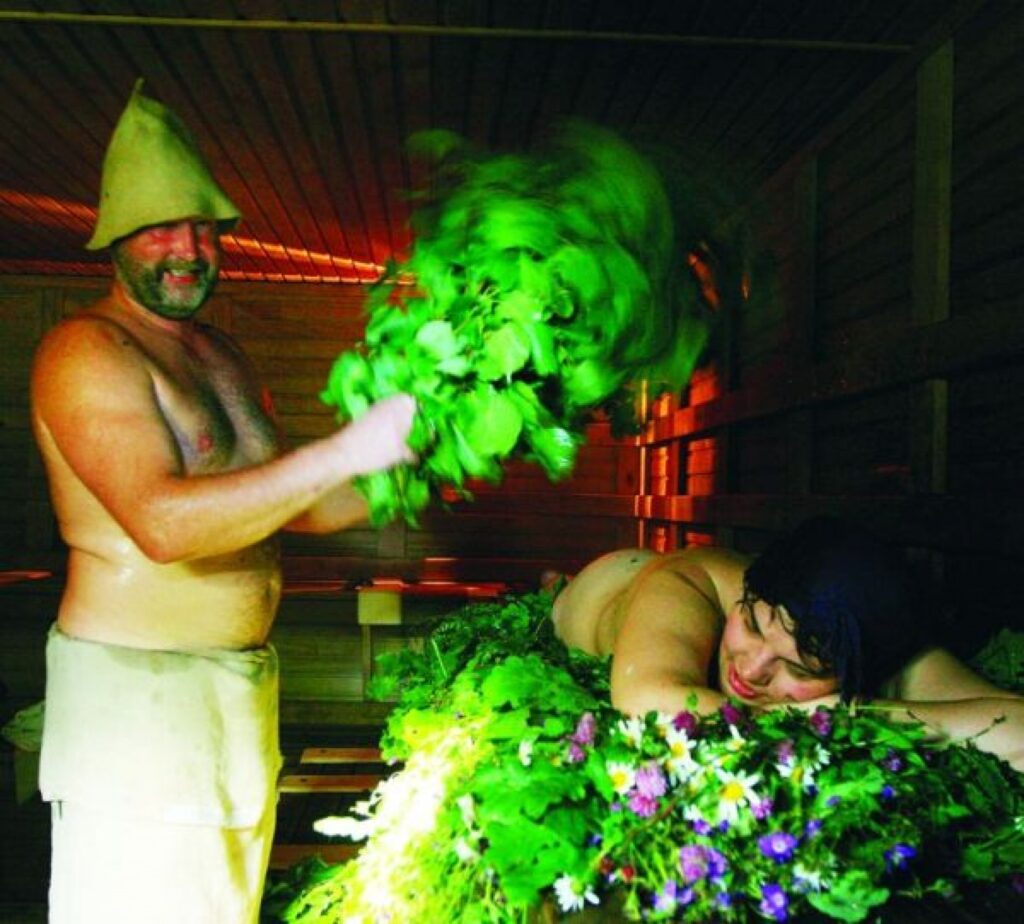 Vecpiebalgas pirtnieks Valdis Apalups apkalpo klientus savā pirtī Jumurdas muižā.
Autors: Dainis Jansons