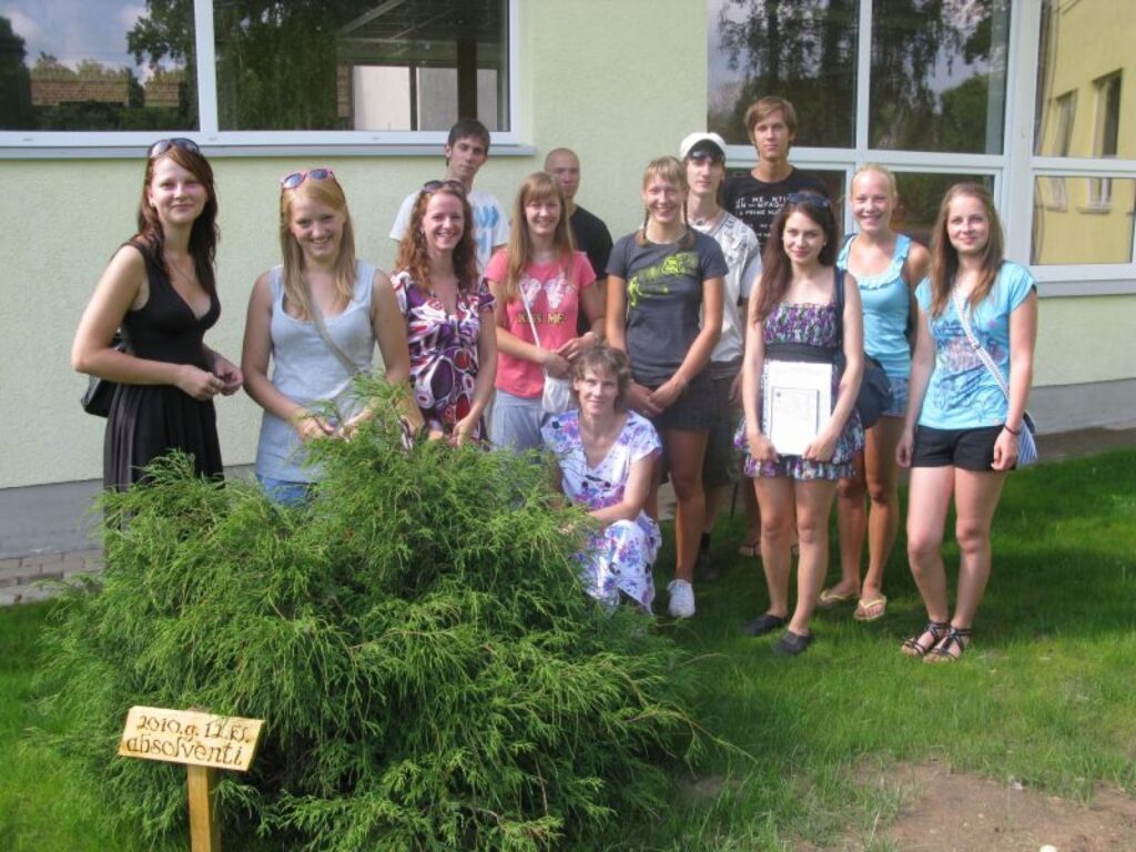 Šodien centralizēto eksāmenu sertifikātus saņēma Smiltenes Centra vidusskolas absolventi. Viņi ar rezultātiem ir apmierināti. 
Autors: Baiba Šķērīte