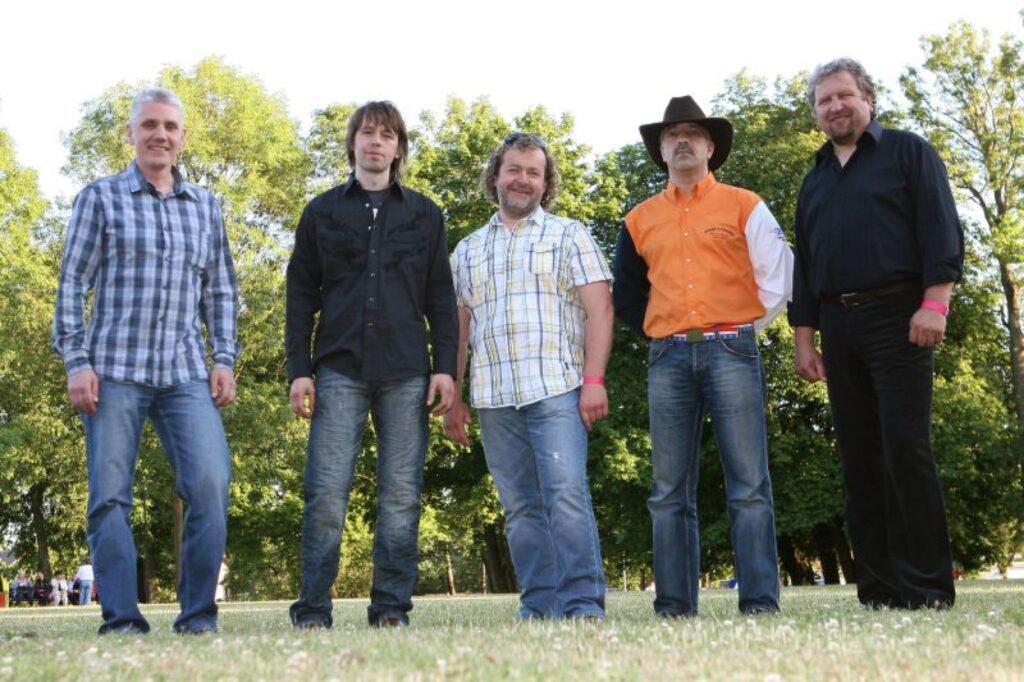 Grupa “Sestā jūdze”, kurā spēlē arī muzikanti no Smiltenes un Valkas novada, atkal atzīta par labāko grupu Bauskas kantri mūzikas festivālā.
Autors: Māris Bartulāns