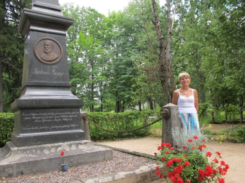 Valkas Cimzes kapu pārvaldniece Ināra Bočkova atzīst, ka   kapos joprojām ir nenozāģēti vairāki nokaltuši koki. Viens tāds atrodas arī netālu no Jāņa Cimzes kapa vietas. 
Autors: Inga Karpova