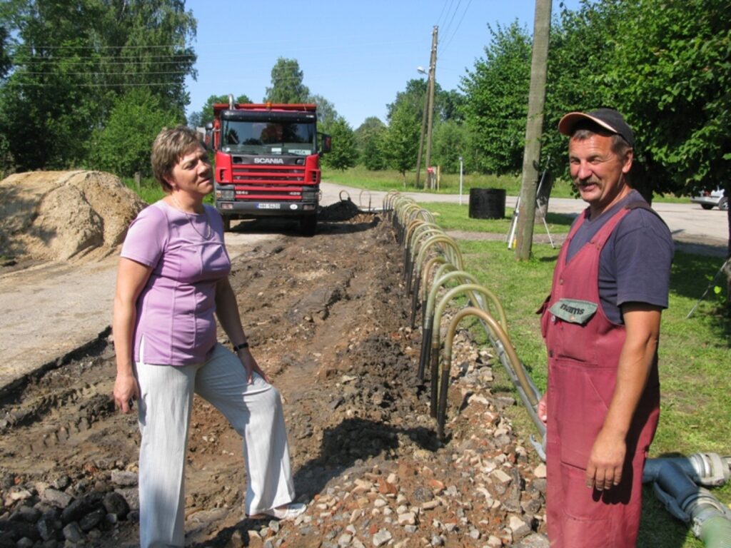 Uzņēmuma “Vidzemes energoceltnieks” strādnieki Strenčos ūdensvada un kanalizācijas būvi pirmajā sākuši Baznīcas ielā. Brigadieris Dainis Grāvelis skaidro pašvaldības speciālistei Gitai Siliņai, kā strādā gruntsūdens pazemināšanas iekārtas. 
Autors: Sandra Pētersone