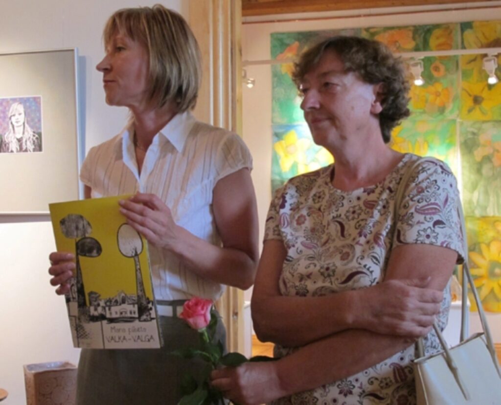 Valkas novadpētniecības muzeja speciāliste Ligita Drubiņa (no kreisās) un latviešu valodas skolotāja Diana Magone prezentē nule iznākušo bērnu grāmatu “Mana pilsēta Valka – Valga”.
Autors: Aldis Dubļāns