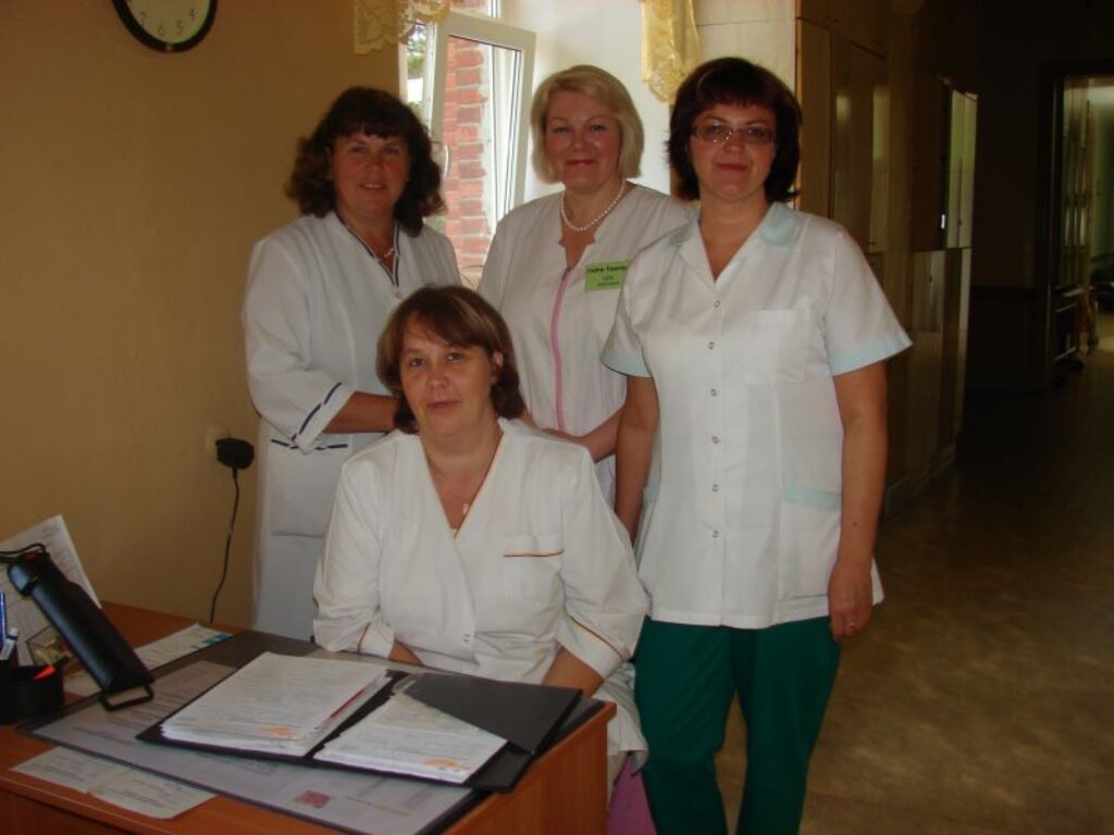 Sarkanā Krusta Smiltenes slimnīcas valdes priekšsēdētāja Sarmīte Zvirgzdiņa (no kreisās), dežūrmāsa Smaida Rauza, galvenā māsa Diāna Buša un nodaļas ārste, terapeite Indra Tauriņa aicina pacientus nepieciešamības gadījumā vērsties medicīniskās aprūpes nodaļā vai traumpunktā. 
Autors: Baiba Šķērīte