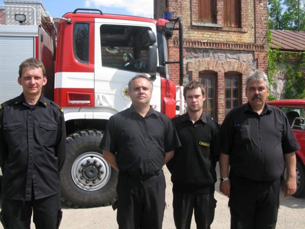 Arī Strenču ugunsdzēsēju posteņa komandieris Aleksejs Jefimovs (no kreisās) un posteņa darbinieki Edijs Tomašs, Grigorijs Vērdiņš un Ainārs Vanags var lepoties, ka strādā tieši tajā gadā, kad Strenču depo ēkai aprit simts gadu.
Autors: Sandra Pētersone