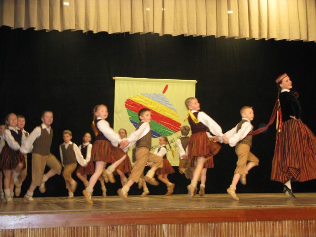 Šodien X Latvijas skolēnu dziesmu un deju svētkus Rīgā atklāj tautas deju kolektīvu laureātu koncerts. Tajā “Učiņdančus” dejos arī Smiltenes “Dadzīši”.
Autors: Sandra Pētersone