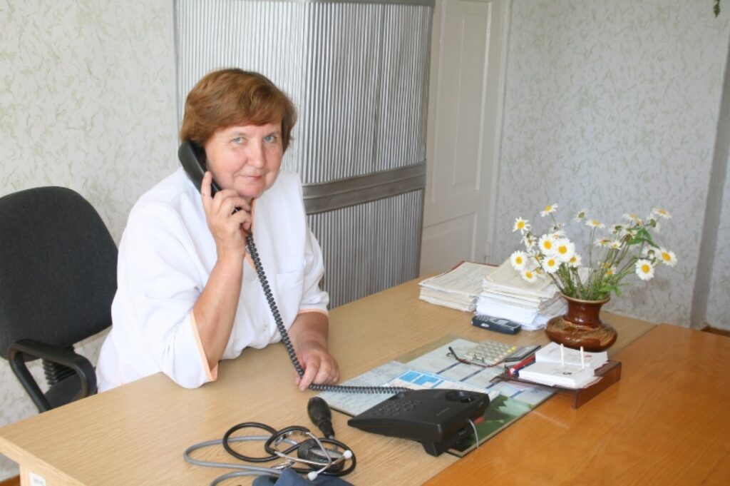 Jau no paša rīta kāds pacients ārsta palīdzei Mārītei Ūburgai telefoniski paziņo, ka no iedotajām zālēm kļuvis labāk.
Autors: Aivars Zilbers