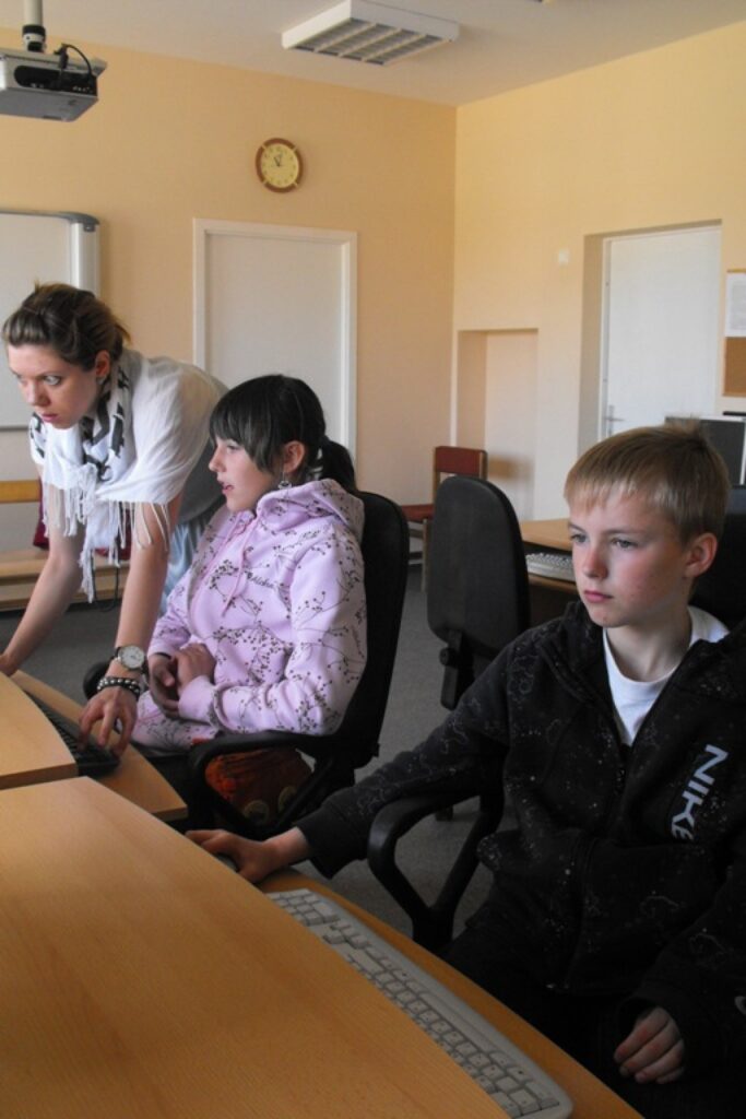 Valkas mākslas skolas audzēkne Monta Podniece (no labās) kopā ar skolotāju Līvu Doršu apspriež konkursa datorgrafikas variantu. 
Autors: No personīgā arhīva