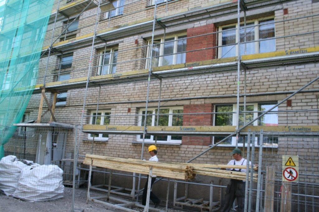 Pašlaik SIA “Valkas namsaimnieks” visapjomīgāko remontu veic Raiņa ielas 14. namam. 
Autors: Aivars Zilbers