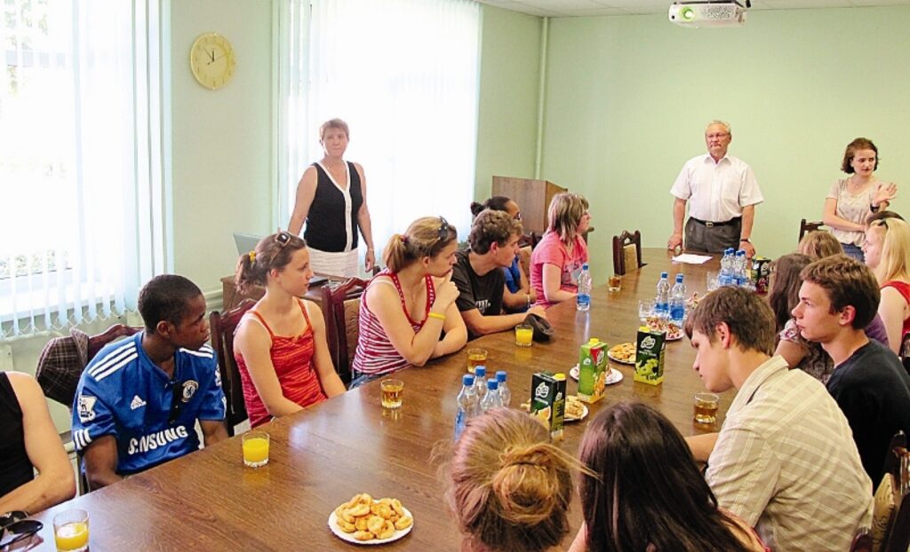 Franču un Valkas ģimnāzijas jaunieši pieņemšanā pie Valkas pašvaldības vadītāja Kārļa Alberga. 
Autors: Aldis Dubļāns