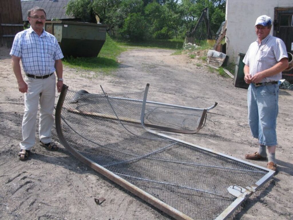 Ar nozagto automašīnu taranēto vārtu vietā jau tiek izgatavoti jauni, jo šie vairs nekam neder, secina “Smiltenes NKUP” darbnīcu vadītājs Andrejs Ozols (no kreisās) un šoferis Valdis Ivanovs.
Autors: Sandra Pētersone