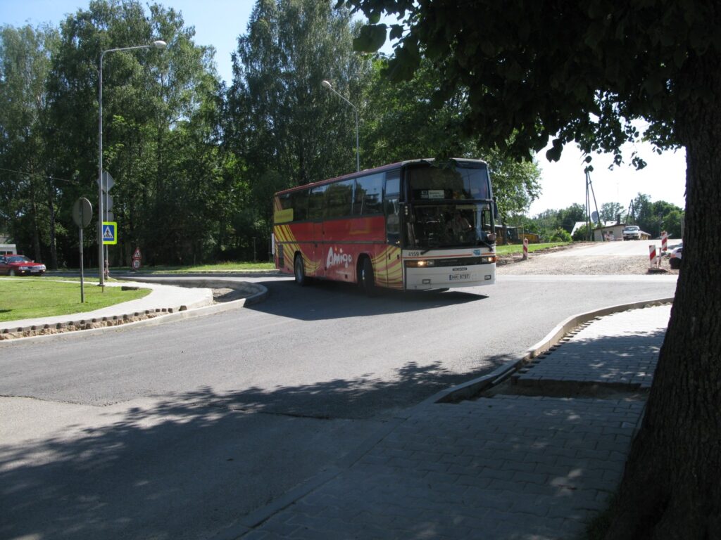  “Braucot virzienā no Atmodas ielas uz Baznīcas laukumu, autobusiem būs grūti nogriezties. Ja pirms tam tie daļēji iebrauca pretējā joslā, tagad ir vēl bīstamāk. 
Autors: Baiba Šķērīte
