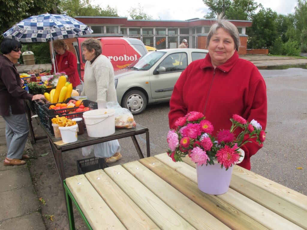 Valkas tirgus direktore Skaidrīte Pavlova cer, ka līdz ar jauno galdu uzstādīšanu turpināsies tirgus labiekārtošana. 
Autors: Inga Karpova