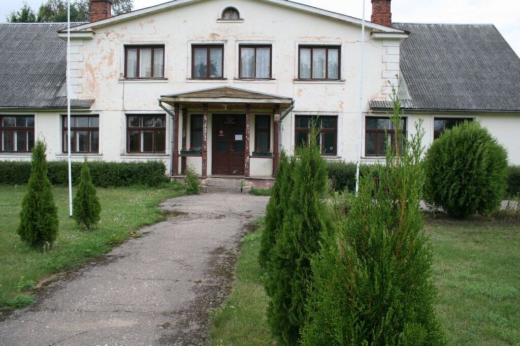 Pagaidām kādreizējās Valkas pagasta pārvaldes ēkas ir tukšas un nams gaida novada domes deputātu lēmumu. 
Autors: Aivars Zilbers