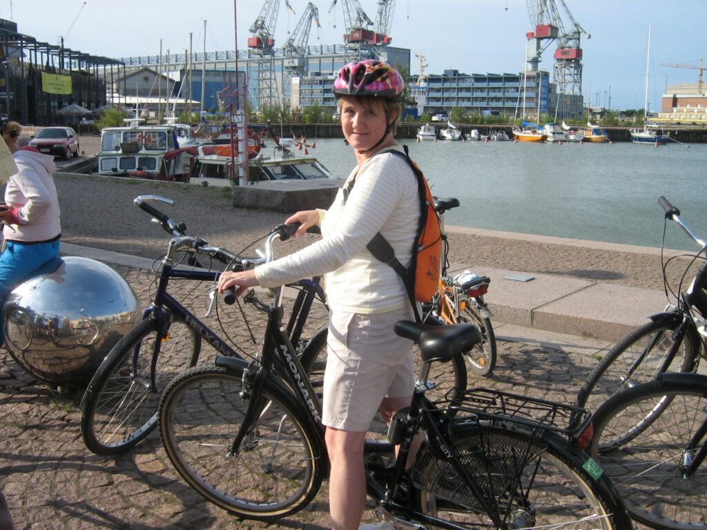 Valkas novada domes Attīstības un plānošanas nodaļas vadītāja Gunta Smane komandējumā Somijā ar velosipēdu nobrauca simts kilometrus.
Autors: No personīgā arhīva