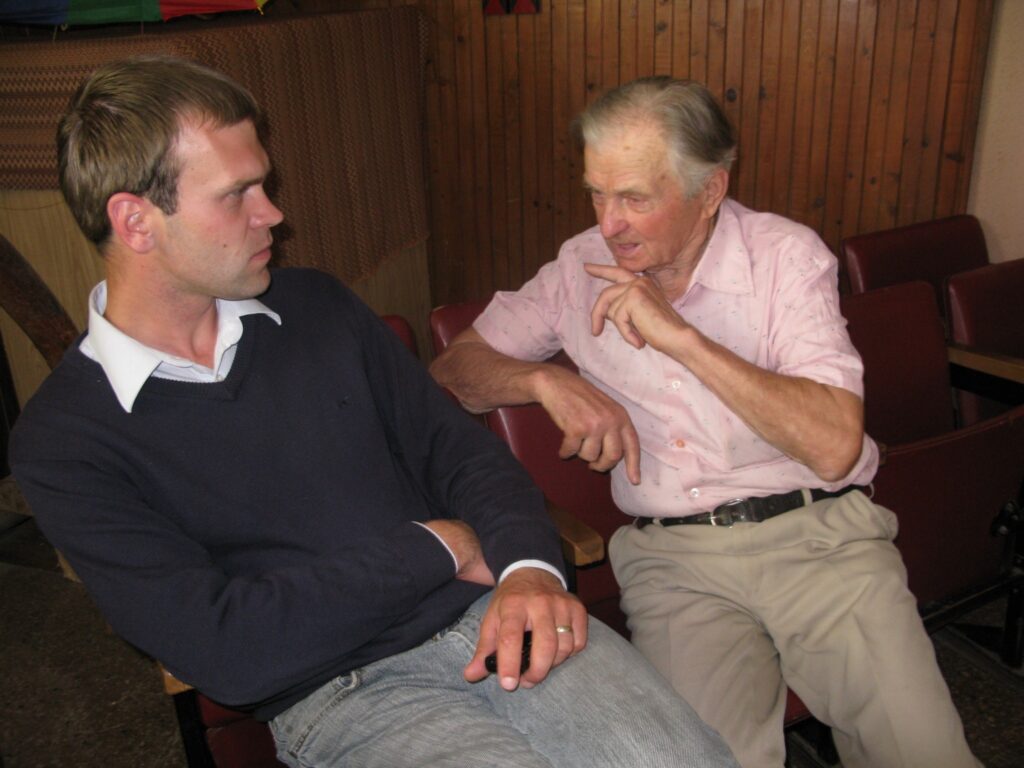  Savs viedoklis par pārmaiņām Variņu pagasta lauksaimniecības uzņēmumā “Palsa” ir tā  priekštecim, kolhoza “Oktobris” bijušajam ilggadējam vadītājam Ēvaldam Viļumsonam, ko viņš izsaka jaunajam “Palsas” valdes priekšsēdētājam Aivim Aizsilniekam.
Autors: Sandra Pētersone