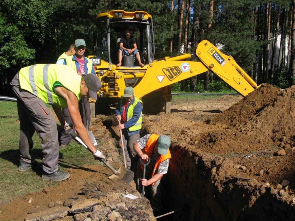 Firmas “AKVA būve” strādnieki jau rok ūdensvadu Silvā un drīz virzīsies uz Smiltenes pusi.
Autors: Sandra Pētersone