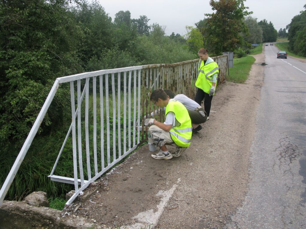 Beidzot Smiltenē nokrāsotas aprūsējušās margas tiltam pār Abulu Valkas ielā. Darbu paveica pašvaldības atsūtītie simts latu stipendiāti. 
Autors: Sandra Pētersone