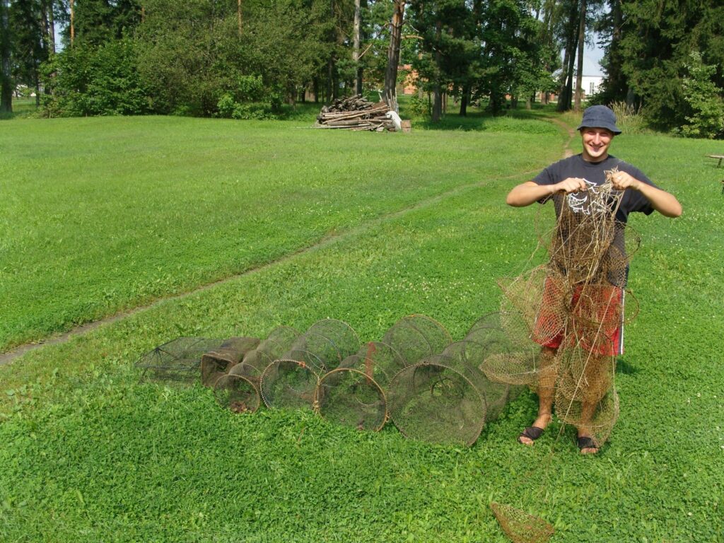 Valsts vides dienesta sabiedriskais inspektors Viktors Pērkons kopā ar kolēģi Vecpalsā atrastos malu zvejnieku murdus un krītiņus iznīcināja, bet vēžus un vēdzeli palaida brīvībā. 
Autors: No personīgā arhīva