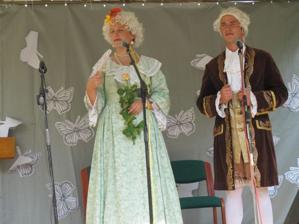 Sestdien pirmajos Valkas novada svētkos visi pašvaldību pārvaldnieki saņēma Lugažu muižas muižkunga un muižkundzes dāvanas. 
Autors: Inga Karpova