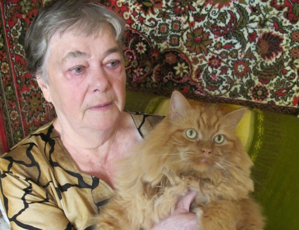 Pensionāres Zinaidas Zaigralovas ikdienu krāso mīlulis – Sibīrijas šķirnes kaķis Baks jeb Dolārs. 
Autors: Inga Karpova