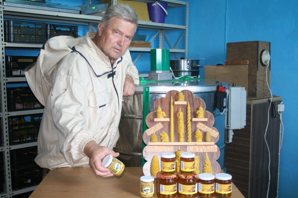 Bitenieks Juris Kūmiņš skaidro, ka kvalitatīvs medus pēc mēneša sacukurojas. 
Autors: Aivars Zilbers