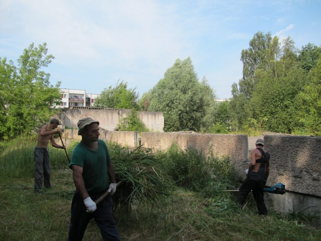  Valkā netālu no bērnudārza “Pasaciņa” pie nepabeigtās daudzdzīvokļu mājas pa ilgiem laikiem pļāva pāraugušo zāli. 
Autors: Inga Karpova