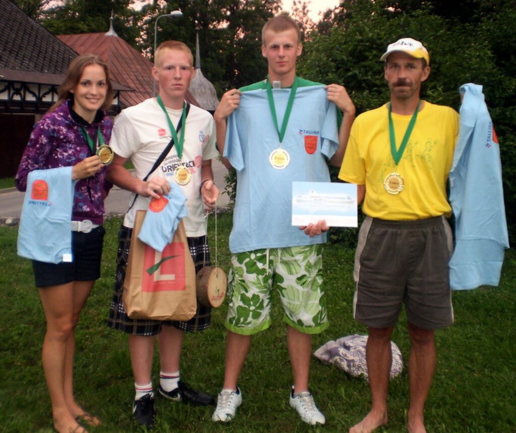 Komandas „Grundzāle” dalībnieki-no kreisās: Amanda, Alvis, Artūrs un skolotājs Māris-ar izcīnītajām medaļām un balvām
Autors:   Rita Turkina