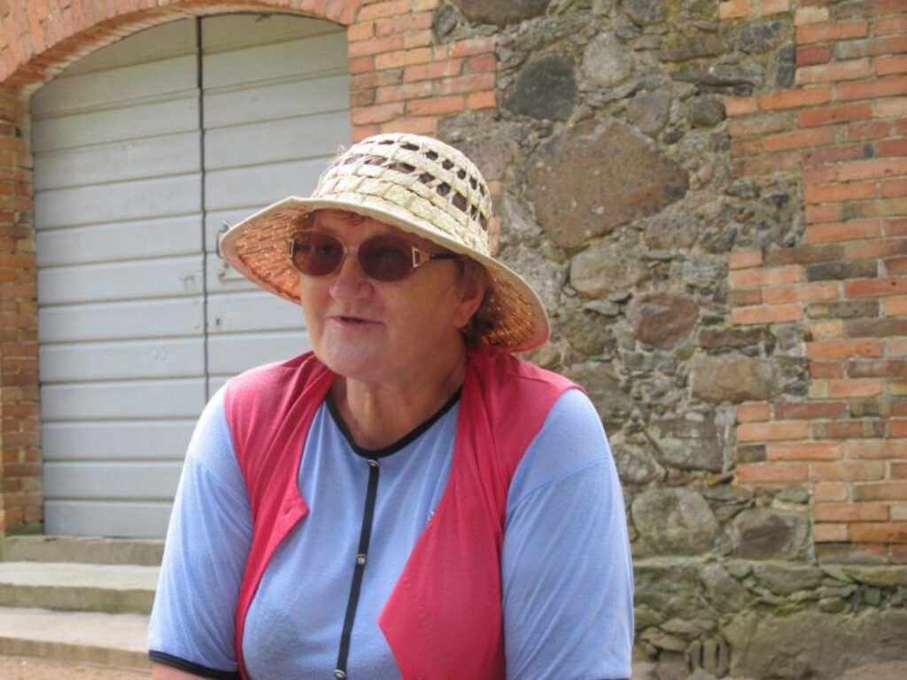 Ērģemes kapu pārvaldniecei Vijai Kuzminai patīk sakopt senos apbedījumus ar vēsturiskām liecībām par kapu kultūru.
Autors: Ingūna Johansone