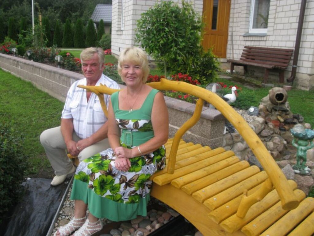 Svētku sarīkojumā sumināja strencēniešus Māru un Andri Ozolus, šogad pilsētā sakoptākās sētas saimniekus. Savu dārzu viņi izrādīja arī “Ziemeļlatvijai”.
Autors: Sandra Pētersone