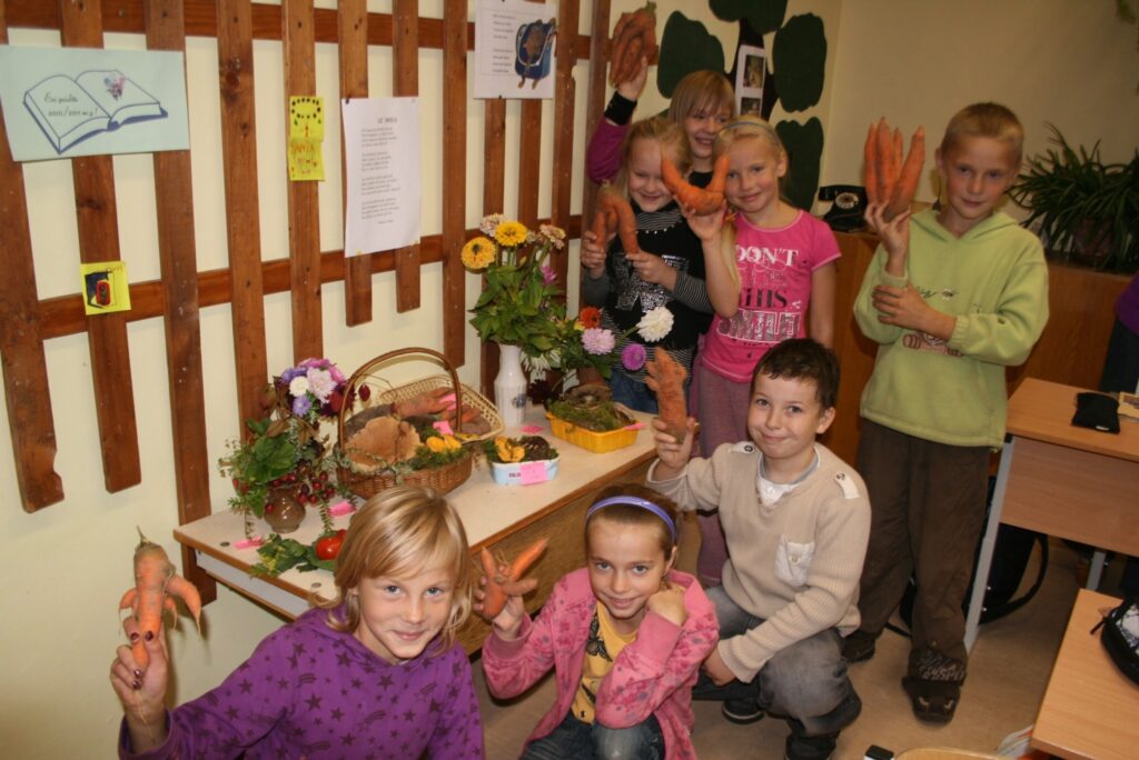 Bilskas pamatskolas otrklasnieki izstādei atnesuši pašu izaudzētos dārzeņus.
Autors: Aivars Zilbers