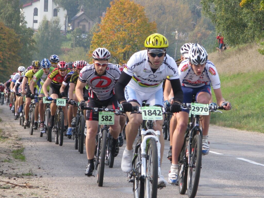  Svētdien Smiltenē SEB maratonā sacentās labākie Latvijas un Igaunijas MTB braucēji. Tautas klasē (attēlā) distancē devās vairāk nekā 1100 sportistu. 
Autors: Sandra Pētersone