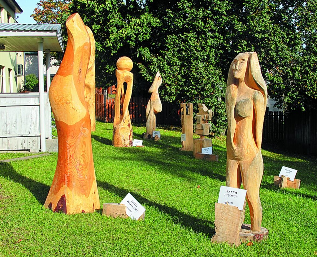 Valgā notikušā koka skulptūru gatavošanas simpozija darbi ir apskatāmi Valkā.
Autors: Aldis Dubļāns