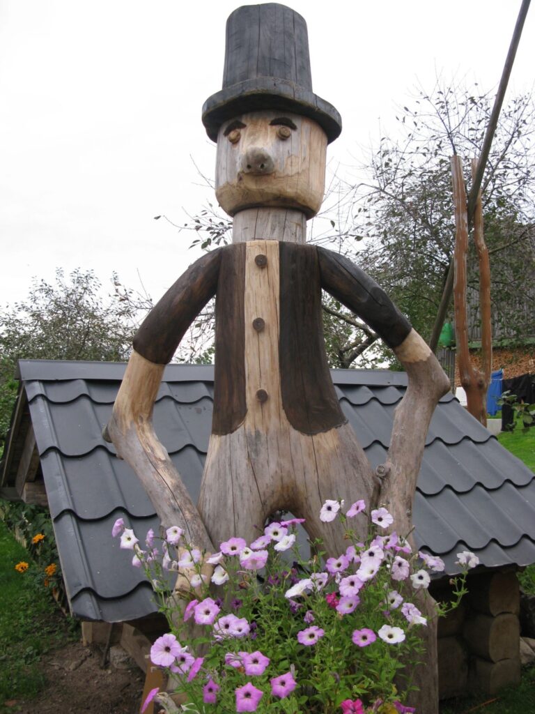  Tagad Andris var pievērsties saviem hobijiem, arī kokgriešanai. Šis skursteņslauķis mājas pagalmā ir viņa roku darbs. 
Autors: Sandra Pētersone