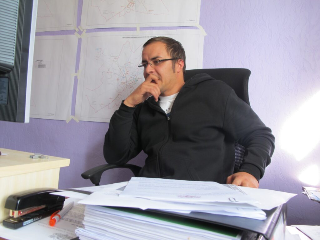 Valkas novada domes Attīstības un projektu daļas projektu vadītājs Eduards Ivļevs domā, ka iedzīvotājiem radītās īslaicīgās neērtības pilsētas centrā būs ūdens un kanalizācijas sistēmas sakārtošanas vērtas. 
Autors: Aldis Dubļāns