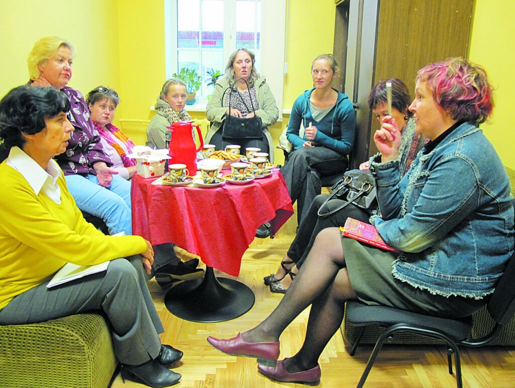 Deju svētku virsvadītāja Ieva Adāviča (no kreisās) informē Smiltenes, Strenču un Valkas deju kolektīvu vadītājus par gaidāmajiem Vidzemes deju svētkiem.
Autors: Aldis Dubļāns