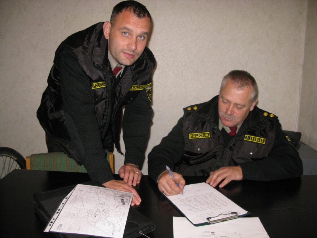 Drīz pašvaldības policiju dibinās Smiltenes novadā. Strenču novadā jau gandrīz gadu sekmīgi strādā pašvaldības policijas priekšnieks Jānis Lezdiņš (no labās) un vecākais inspektors Juris Mihailovs.
Autors: Sandra Pētersone