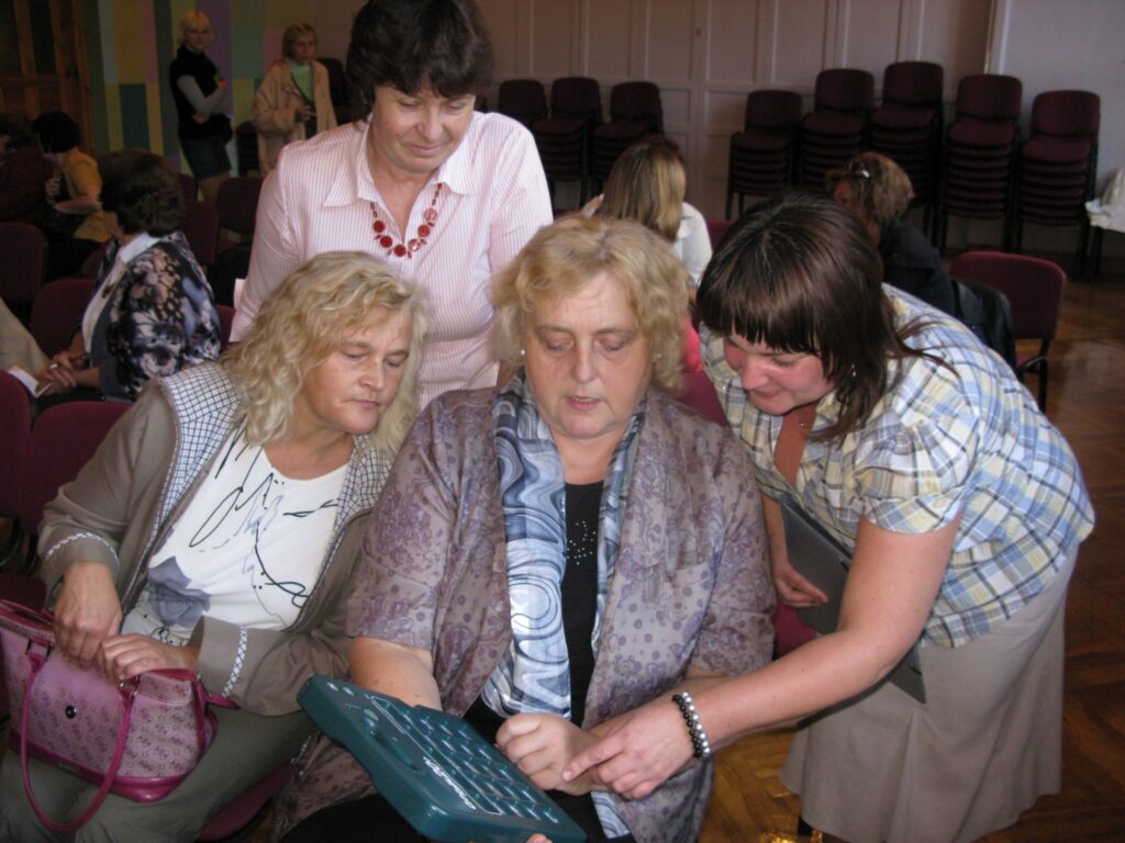 Logopēde Mirdza Pīterniece (vidū) dalās pieredzē ar kolēģi Grundzāles pamatskolā Skaidrīti Vīksniņu (no labās) un pārējām projekta dalībniecēm Aiju Dunduri un Aldu Miķi (aizmugurē), cik lietderīga ir bērnu runas koriģēšanai paredzētā ierīce “Go Talk”. 
Autors: Sandra Pētersone