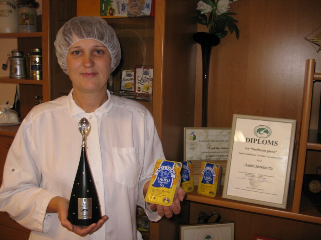 Ražošanas meistare Inese Ziemane atzīst, - labu biezpienu ražo no laba piena, ar mīlestību un rūpību. Par to uzņēmumam piešķirta “karotītes” balva.
Autors: Sandra Pētersone