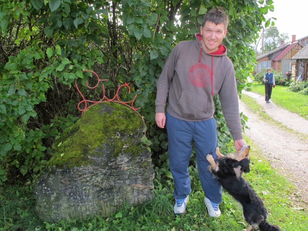 Ērģemes pagasta “Līču” māju iedzīvotājs Mārcis Krams uzskata, ka numuri vairāk derētu vienādajām Līvānu mājām nevis visām ēkām ciematā. 
Autors: Inga Karpova