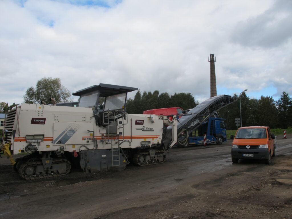 Valkas apvedceļa būvniecības laikā iegūto līdzšinējā asfalta grauzumus izmantos bedrīšu aizbēršanai māju iekšpagalmos.
Autors: Inga Karpova