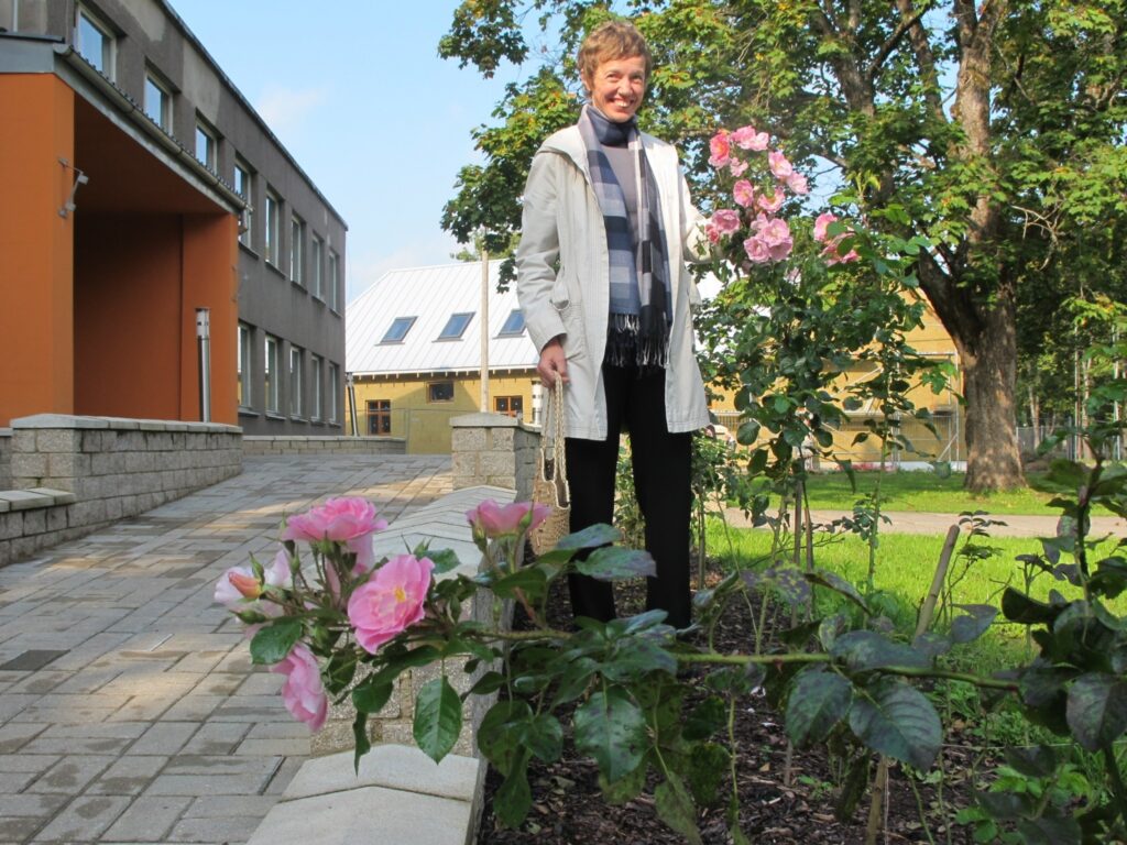 Skaistumkopšanas salona “Astra” masiere Ilona Krastiņa uzskata, ka ēkas priekšā, kurā notiek laulību ceremonijas, noteikti jābūt rozēm.
Autors: Aldis Dubļāns