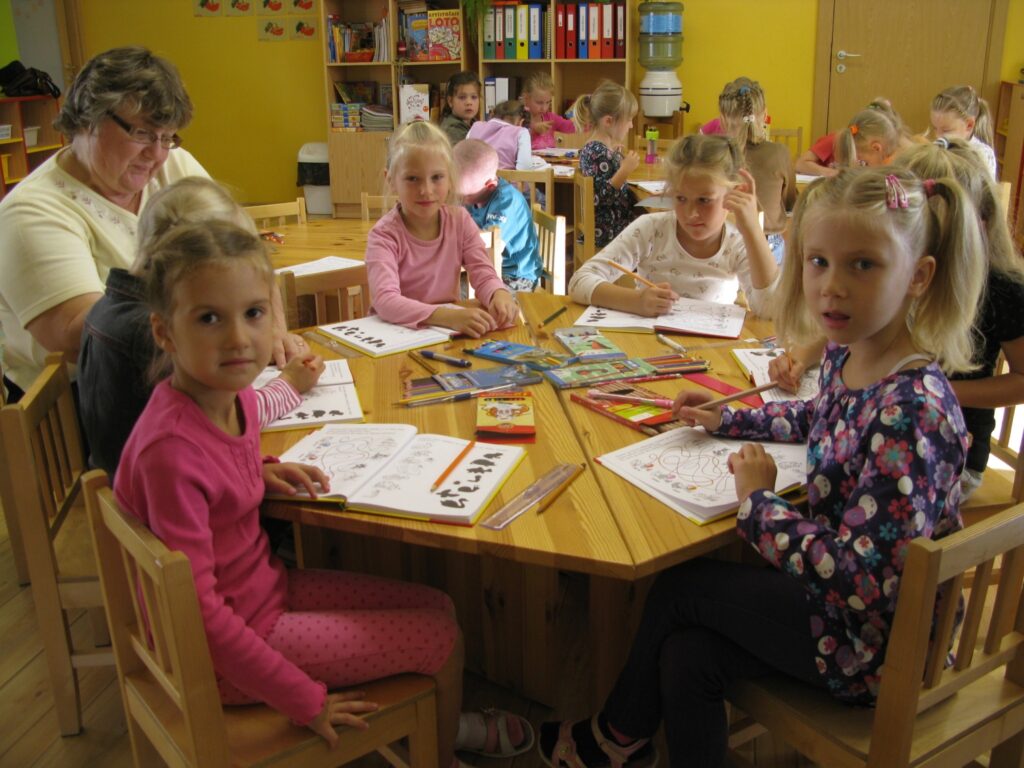 Smiltenes bērnudārza “Pīlādzītis” sešgadnieku grupiņā “Vāverēni” pagaidām pazīst tikai drukātos burtus. “Bērniem atņemsim daudz no bērnības,” jauno prasību vērtē skolotāja Inese Kudule. 
Autors: Sandra Pētersone